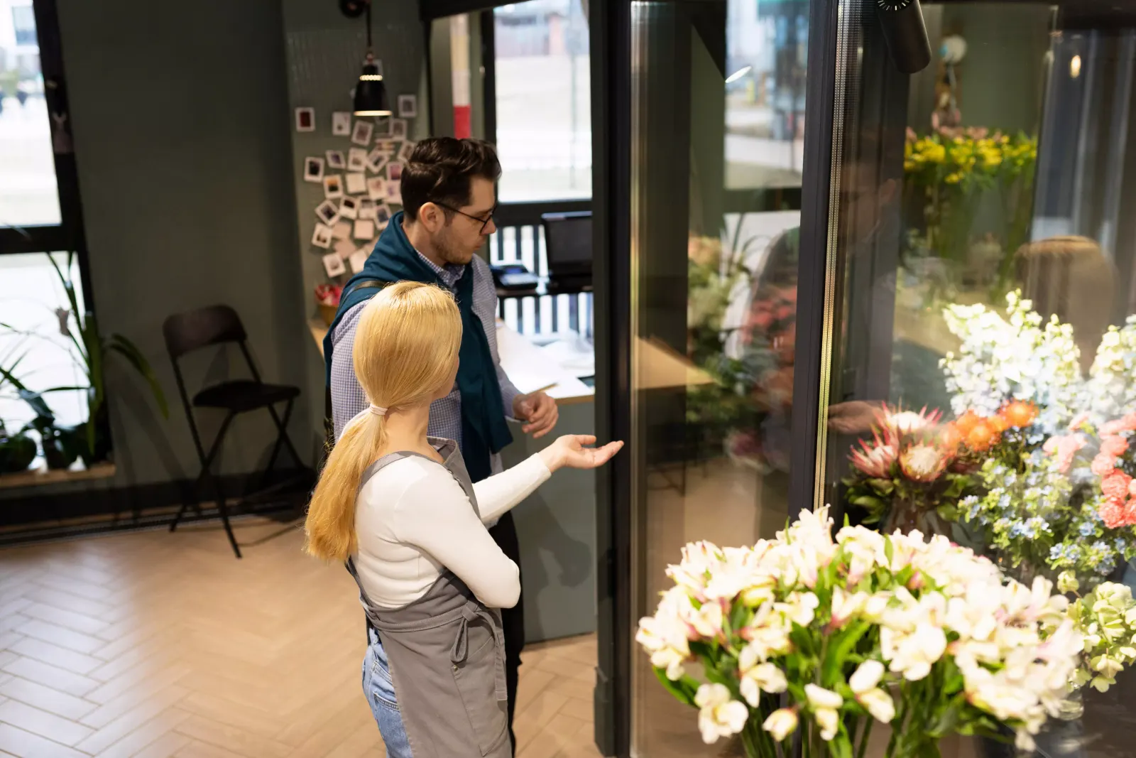 Fleuriste contrôlant la qualité des bouquets avant mise en casier